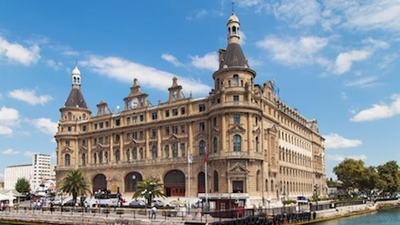 İstanbul'daki Haydarpaşa Tren İstasyonu'nun manzarası